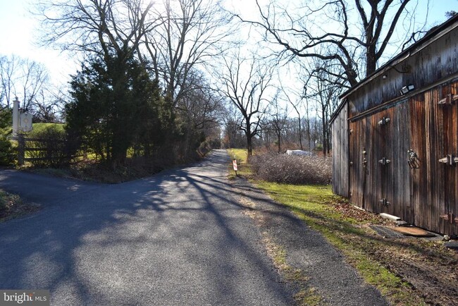 Building Photo - 345 E Dark Hollow Rd