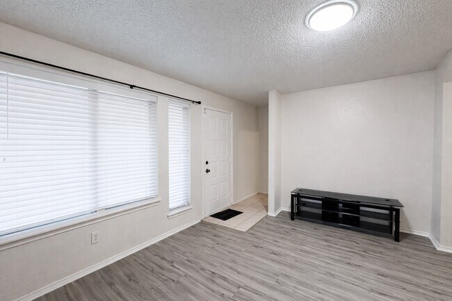 Building Photo - 3815-3815 Dock View Ln