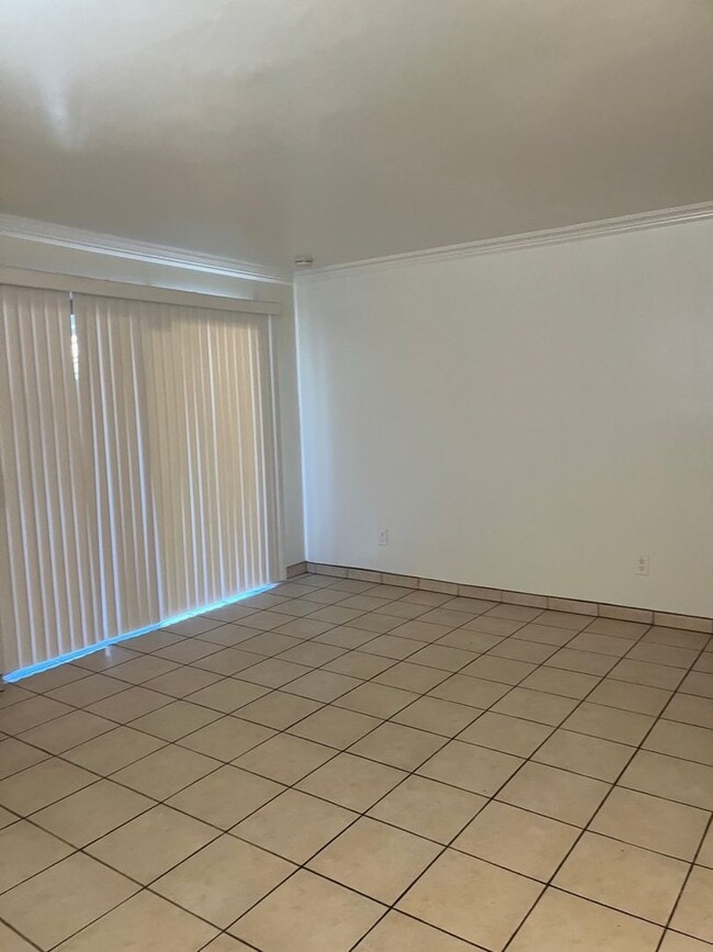 Building Photo - Spacious 2-Bedroom Condo on the First Floo...