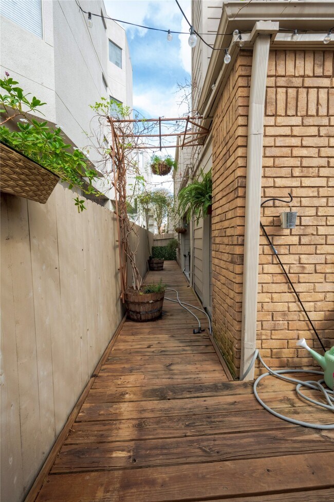 Building Photo - 1829 Augusta Dr