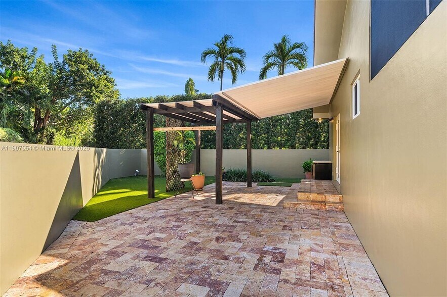 Building Photo - 1175 NE 102nd St