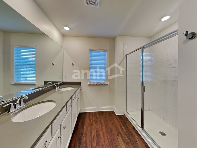 Building Photo - 768 Carnaby Ln