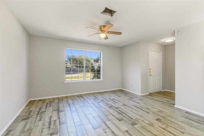 Building Photo - 10007 Emerald Creek Dr