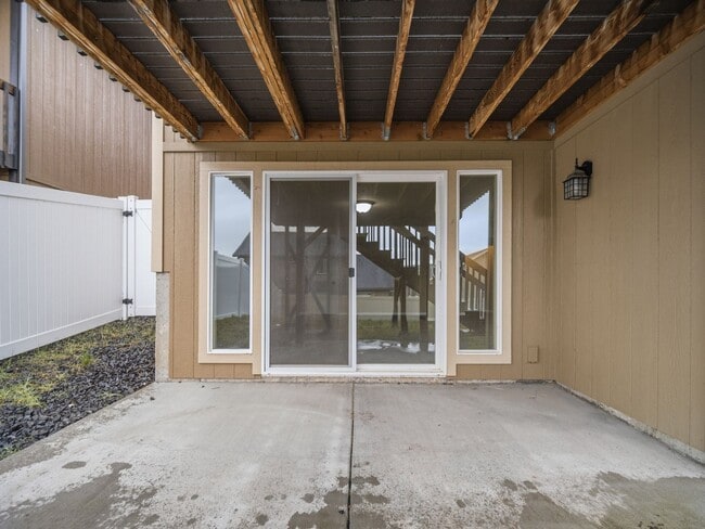 Building Photo - Spacious 5-Bedroom Home with Private Yard & Parking in Spokane