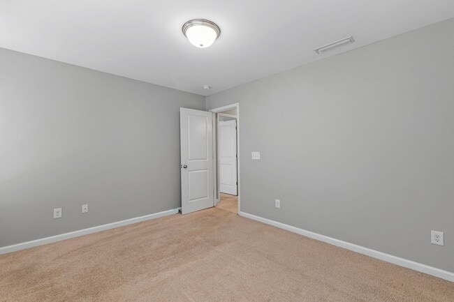 Building Photo - Newer Home, Granite Counter-Tops, Wood Laminate Flooring, SS Appliances, Garage, Fenced, Must See!