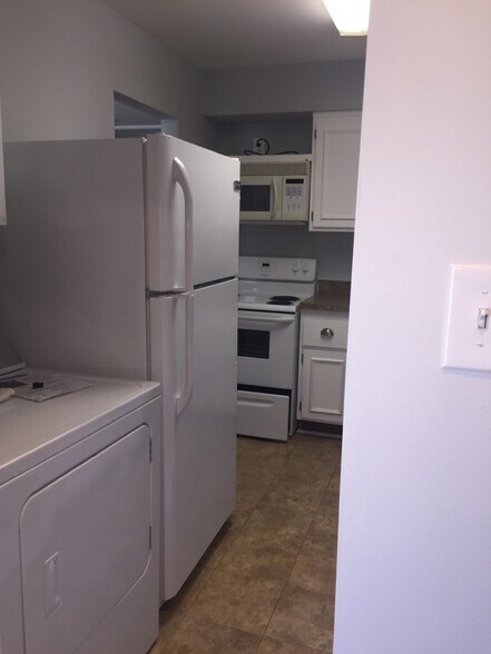 Building Photo - 1814 Colonial Village Way