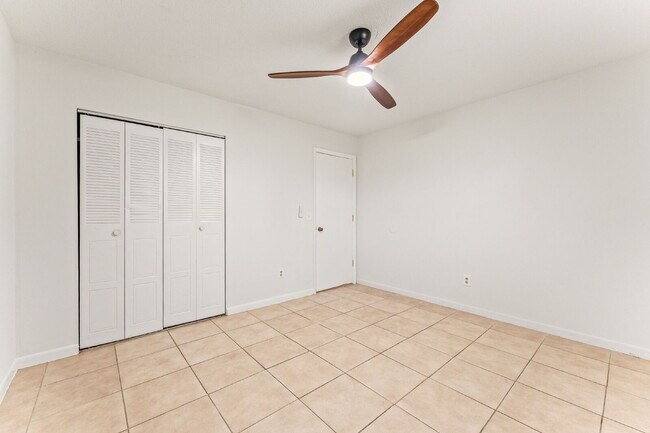 Building Photo - **FIRST MONTH FREE RENT OFFER** Charming 2-Bed Duplex Retreat in Edgewater, so close to the beach...