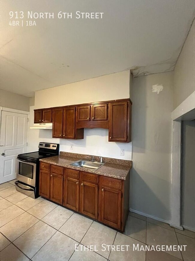 Building Photo - 913 N 6th St