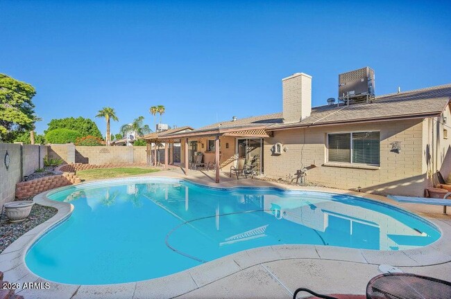 Building Photo - 2319 E Loma Vista Dr