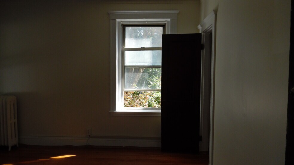 Building Photo - 86 Maple St