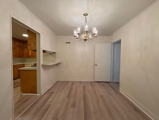 Building Photo - Beautiful 4 bedroom/1 bath with Central Air & Heat on Corner Lot