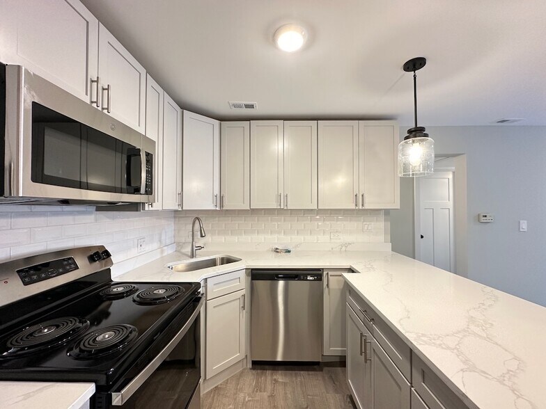 Building Photo - 1212 N La Salle Dr