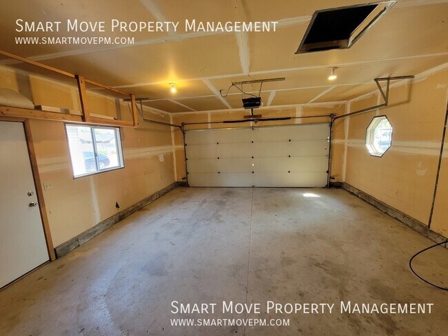 Building Photo - 2557 N Laughridge Ave