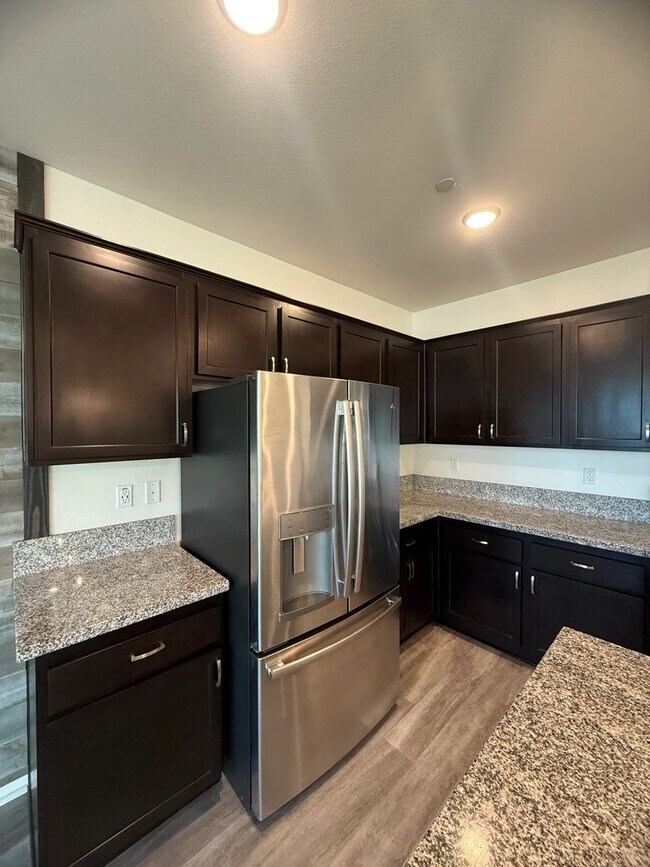 Building Photo - Beautiful 2 Story 4 Bedroom 3 Bathroom home in Beaumont, Ca.