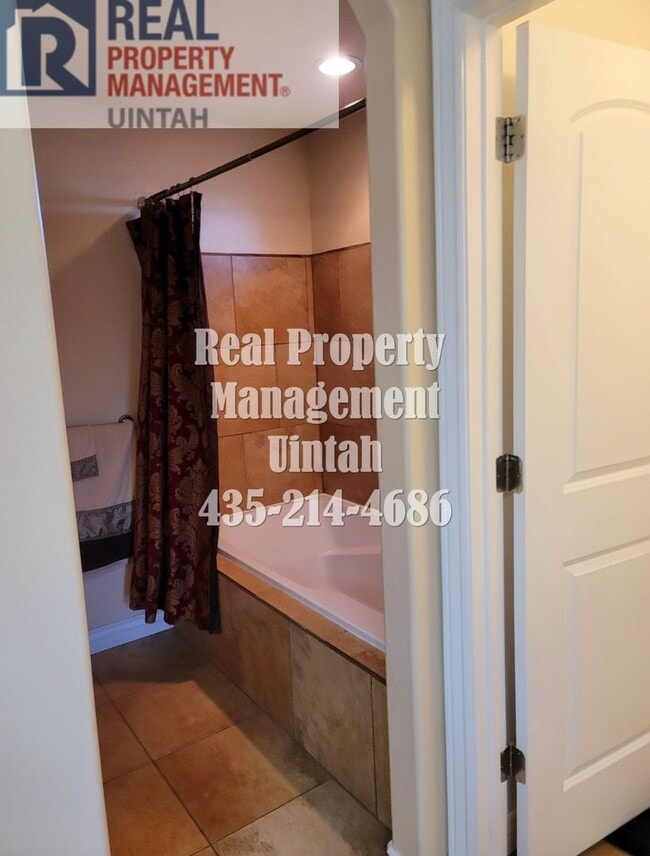 Building Photo - Beautiful 3 bed 2.5 bath Split Mountain Condo.