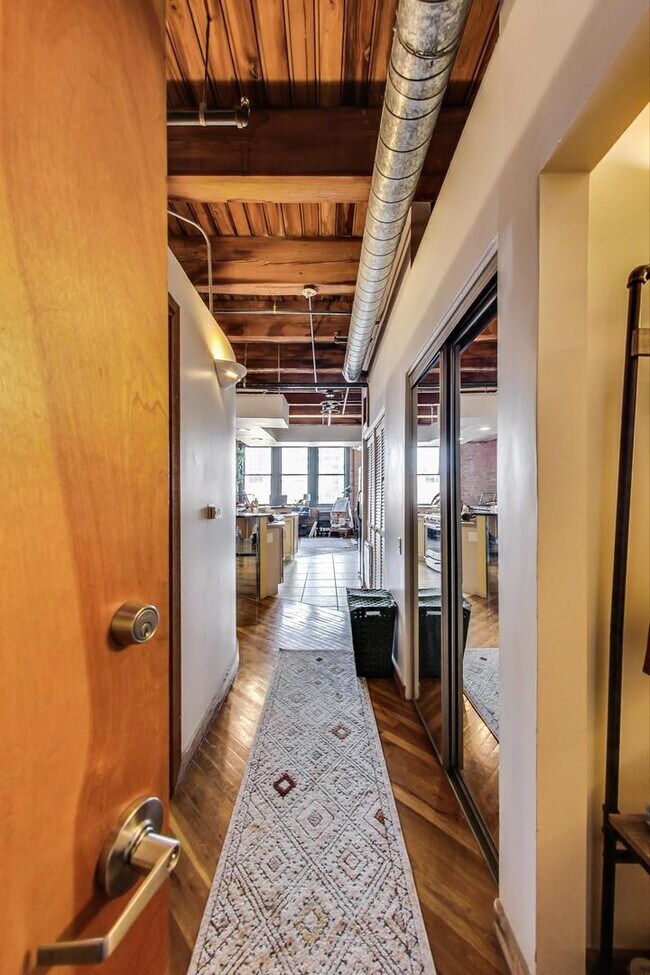 Building Photo - 732 S Financial Pl