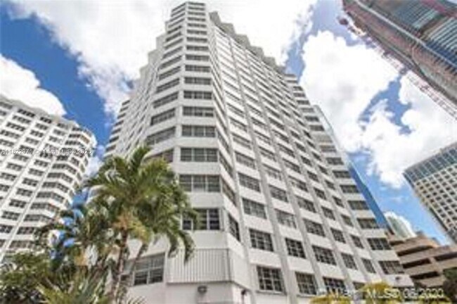 Building Photo - 905 Brickell Bay Dr
