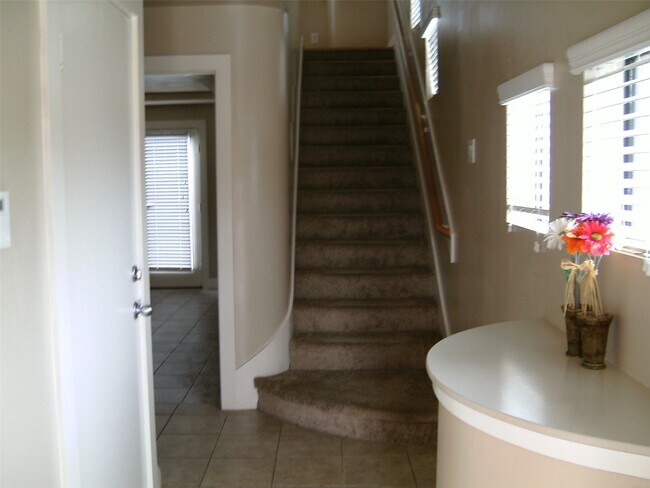 Building Photo - 5941 S Loop E