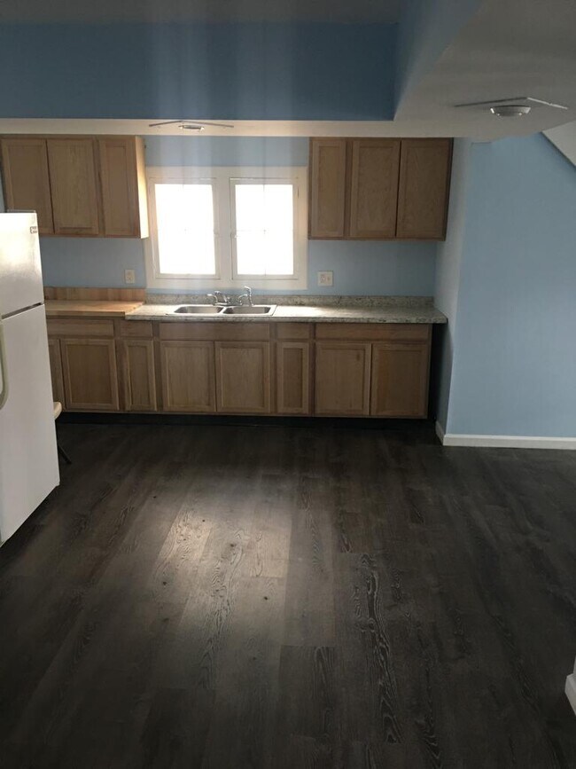 Building Photo - 295 E 238th St