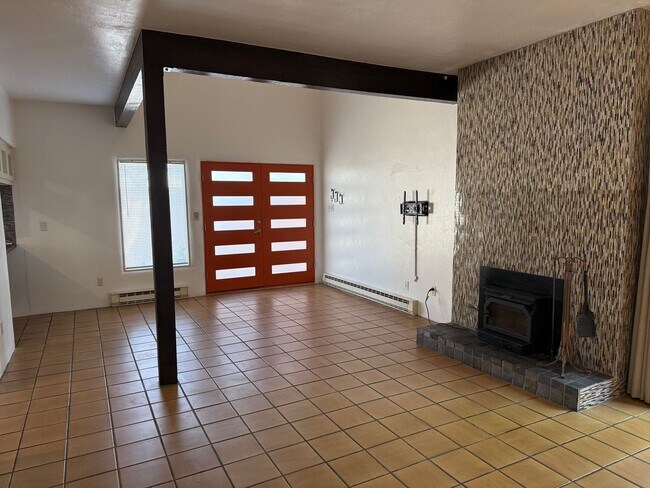 Building Photo - Townhome Near Old Town and Sawmill District