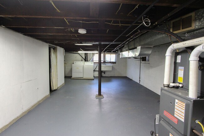 Building Photo - 323 Main St
