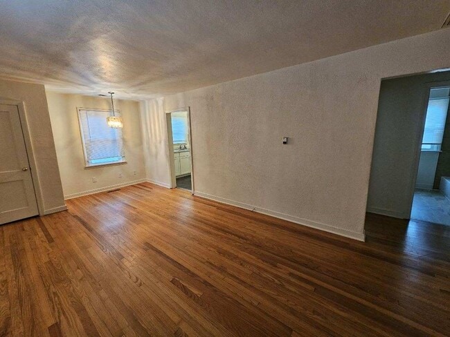 Building Photo - 3 Bedroom / 1 Bath Rental on Fourqurean