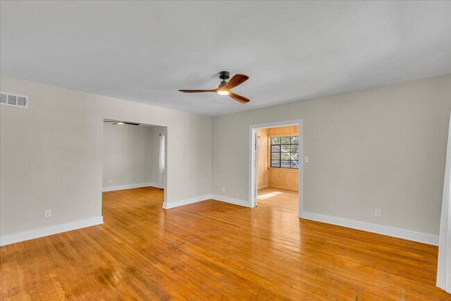 Building Photo - 2 bedroom off of Historic Victory Drive and minutes from Daffin Park