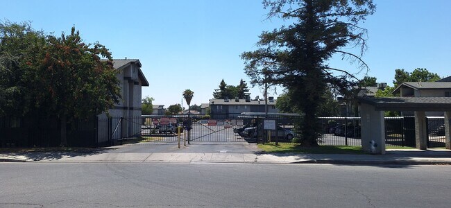 Building Photo - Special Offer 1 FREE WEEK & Reduced Securi...