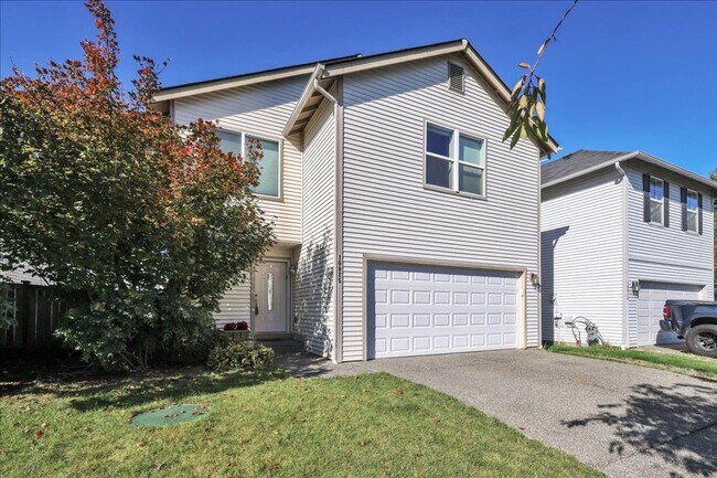 Building Photo - Stylish Yelm Home with A/C, Butcher Block Counters & Fully Fenced Yard!