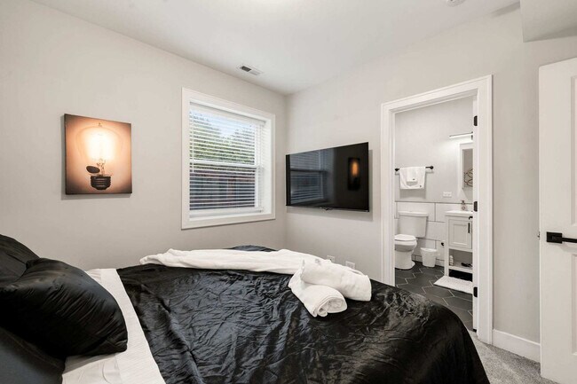 Building Photo - 2207 W 18th St