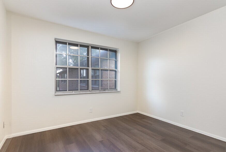 Building Photo - 7951 Royal Arms Ct