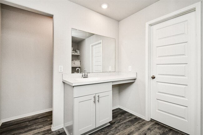 Building Photo - 7915 Meadow Cranesbill Ln