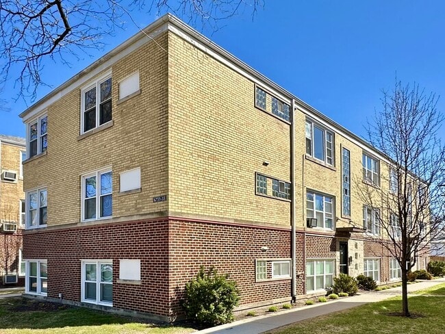 Building Photo - 6733 N California Ave