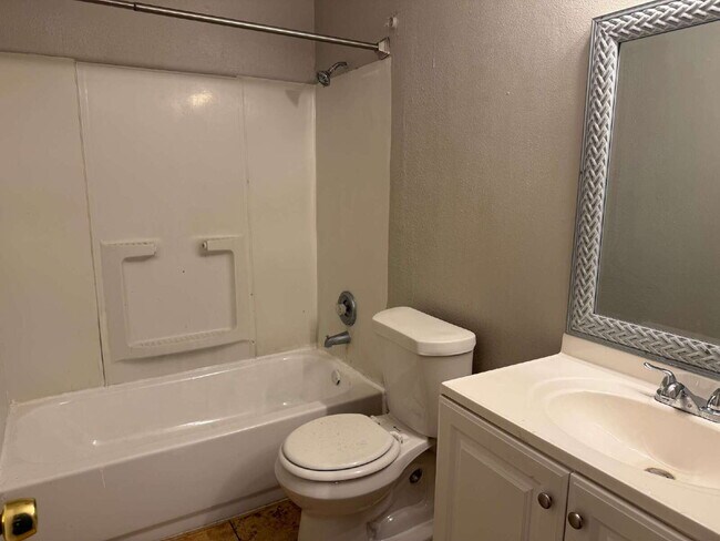 Building Photo - Two Bedroom/Two Bathroom Duplex Between Ki...