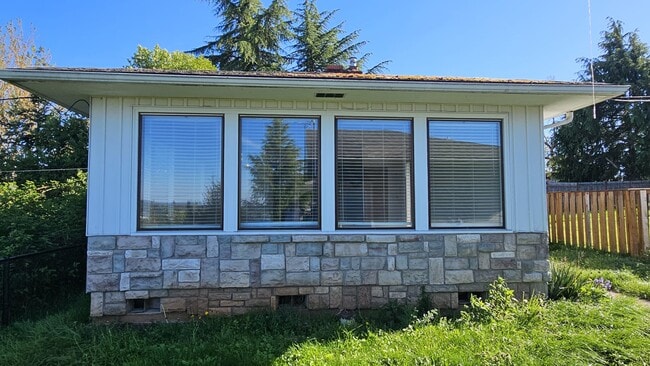 Building Photo - 1198 Heather Ln SE