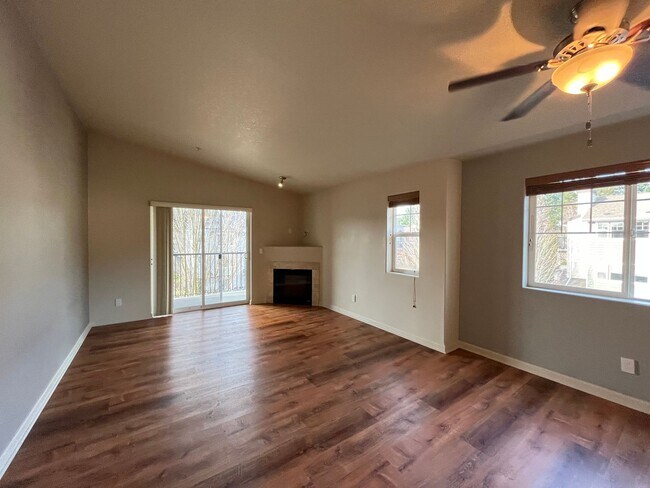 Building Photo - Top Floor 2 Bed 2 Bath Condo Hillsboro/Bea...