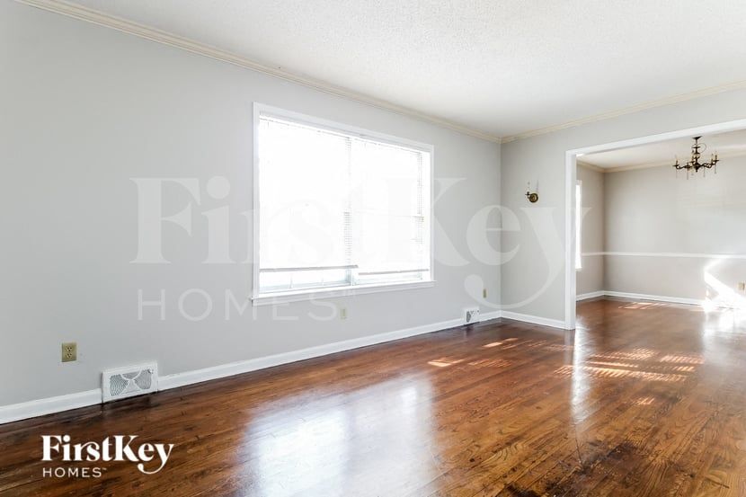 Building Photo - 4560 Parkwood Rd