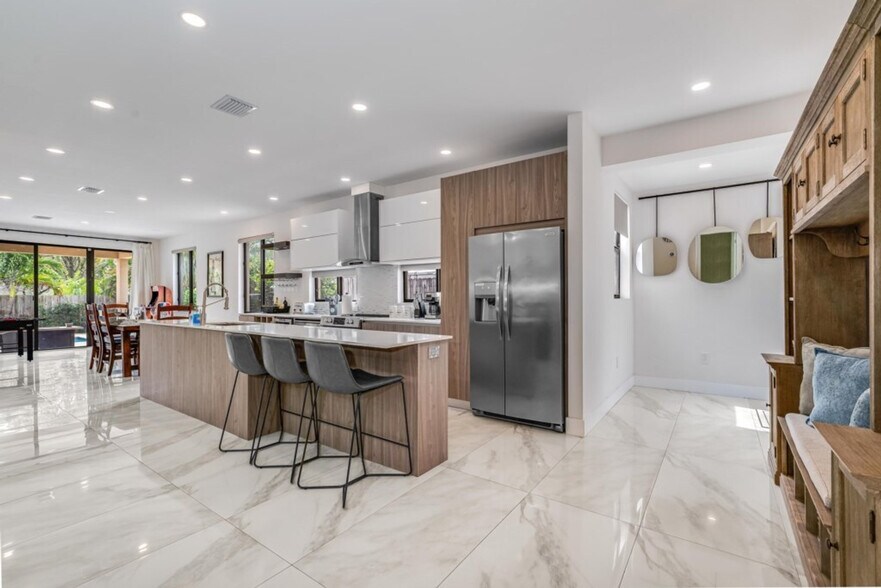 Building Photo - 828 SW 14th Ct