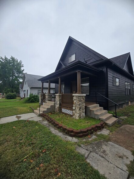 Building Photo - 1717 S Moffet Ave