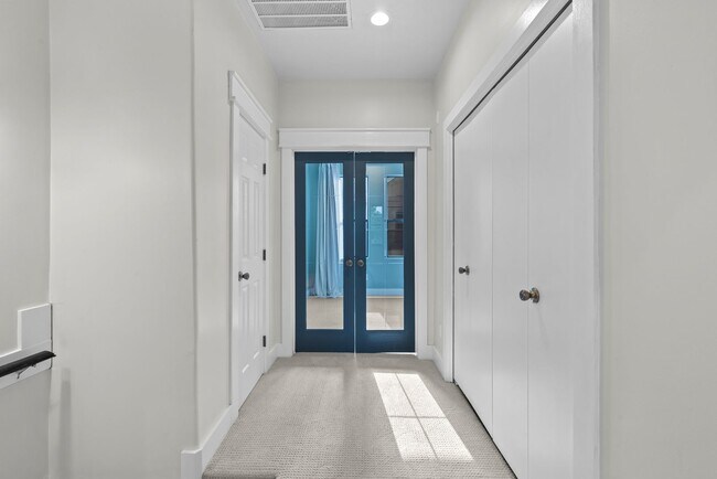 Building Photo - Rare 2BR/2BA Townhome with Spacious Yard i...