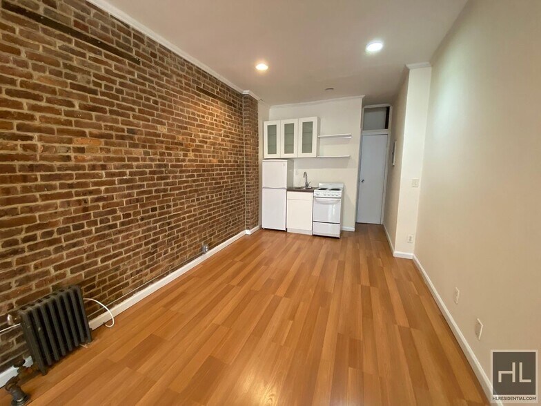 Primary Photo - PINEAPPLE STREET