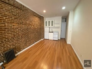 Building Photo - PINEAPPLE STREET