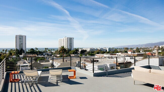 Building Photo - 2811 3rd St