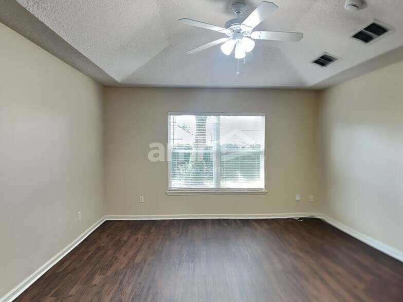 Building Photo - 633 Battlegate Ln