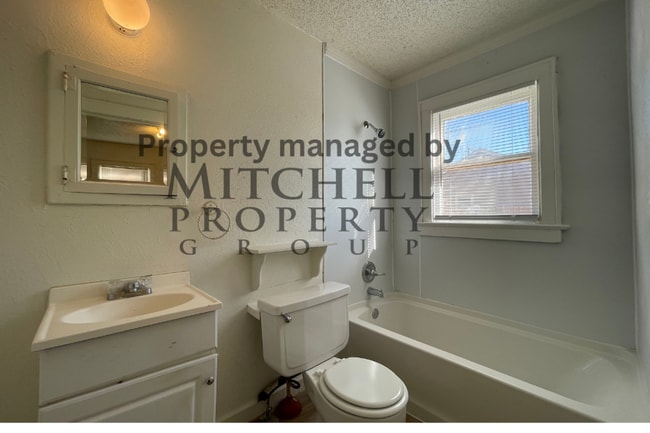 Building Photo - Cozy 1 bedroom 1 bath duplex with plenty of space!