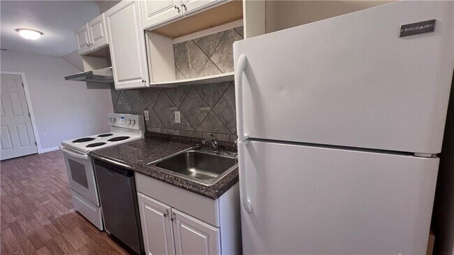 Building Photo - 10 St Mary St