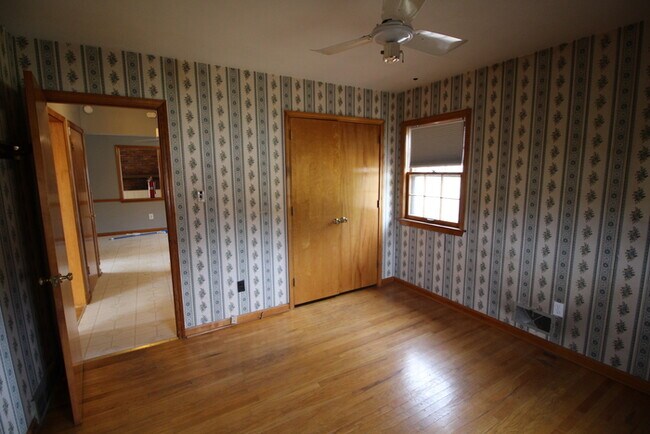 Building Photo - Three bedroom home off S Pope Lick Rd