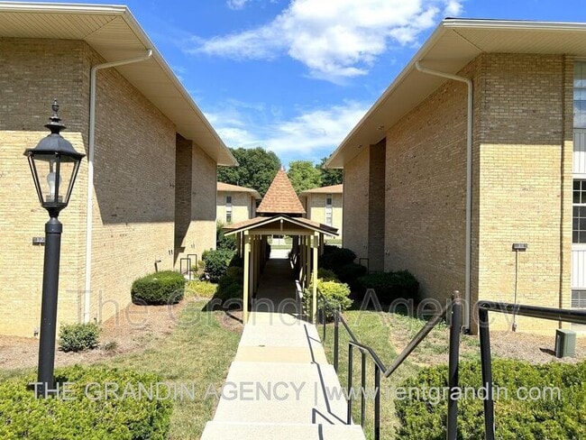 Building Photo - 5260 Crossbow Cir