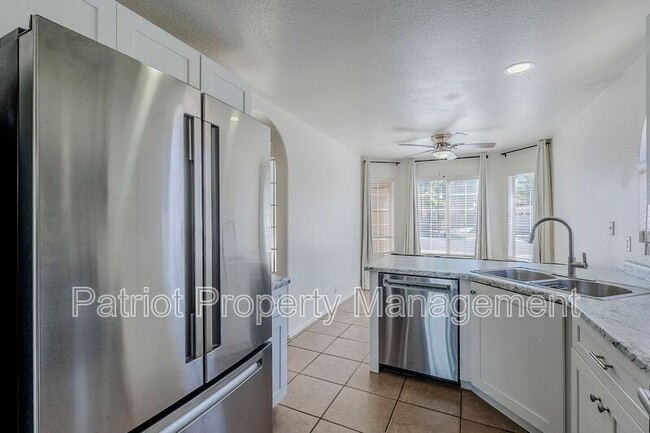 Building Photo - 2530 E Camellia Dr