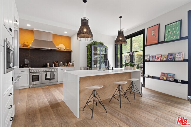 Building Photo - 2065 Watsonia Terrace